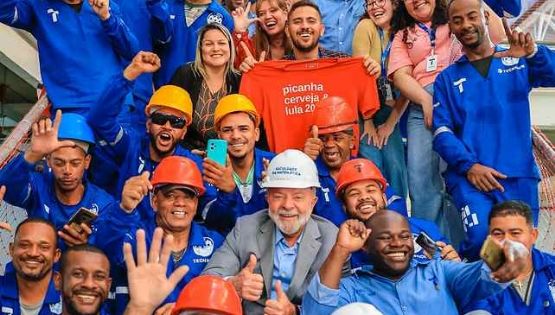 Enquanto oposição implode nas CPIs, Lula atinge 60% de aprovação em pesquisa