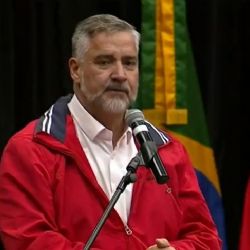 A jaqueta vermelha de Paulo Pimenta e cenas patéticas na GloboNews