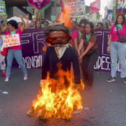 VÍDEO: Boneco de Arthur Lira é incendiado em ato contra o PL do Estupro