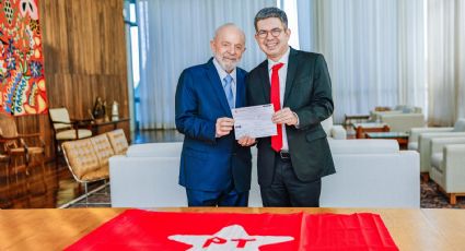 Randolfe se filia ao PT com ficha assinada por Lula
