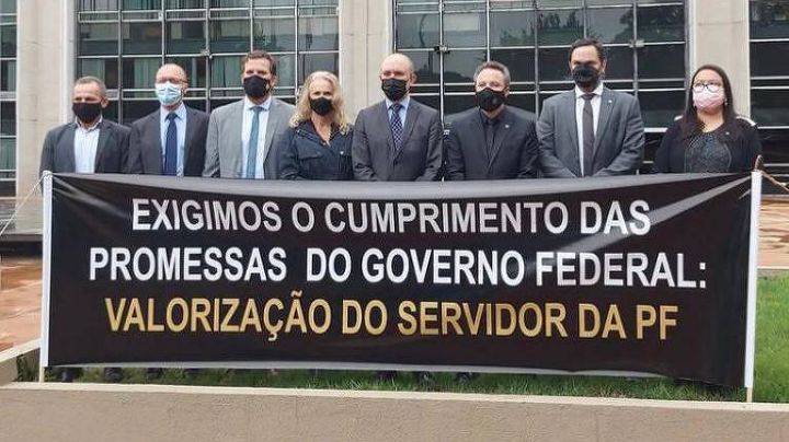 Ex-aliados, policiais federais protestam contra Bolsonaro: “Só tomamos porrada”