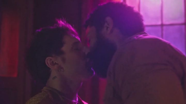 VÍDEO: aguardado beijo entre Ramiro e Kelvin é exibido na novela "Terra e Paixão"