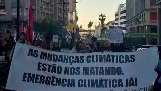Ambientalistas do RS protestam contra descaso de Eduardo Leite e Sebastião Melo